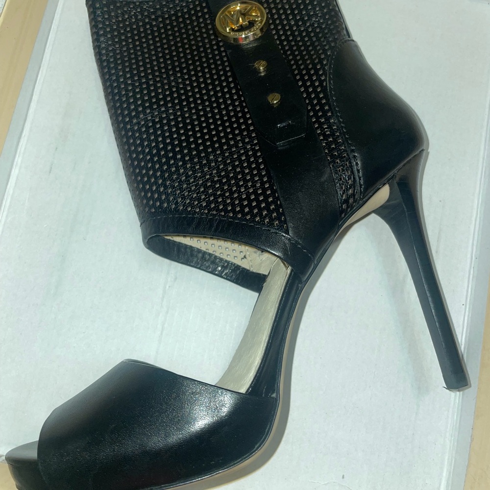 Elegant Black Stiletto Heels with Sleek Design and Comfortable Fit
